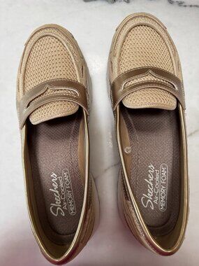 SKETCHERS LOAFER CREAM & BEIGE SIZE 11 M